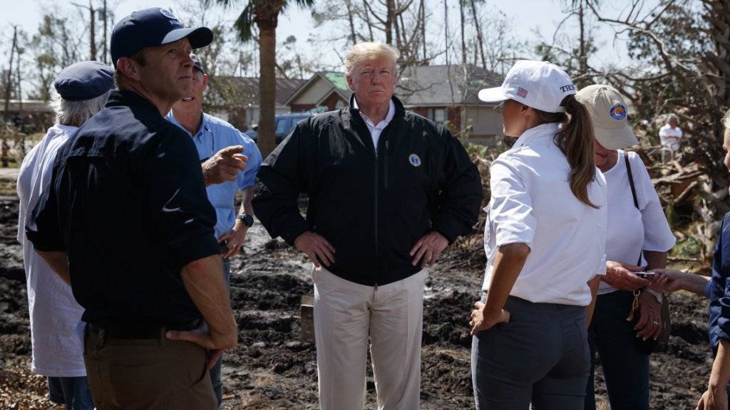 US-Präsident Donald Trump (Mitte) hat sich am Montag ein Bild von den Zerstörungen durch Hurrikan «Michael» gemacht.