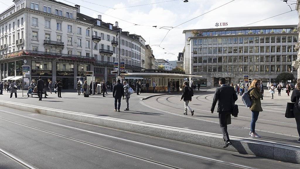 Zürich ist die drittteuerste Stadt der Welt. Der Paradeplatz ist ein Sinnbild für das wohlhabende Zürich. (Archiv)