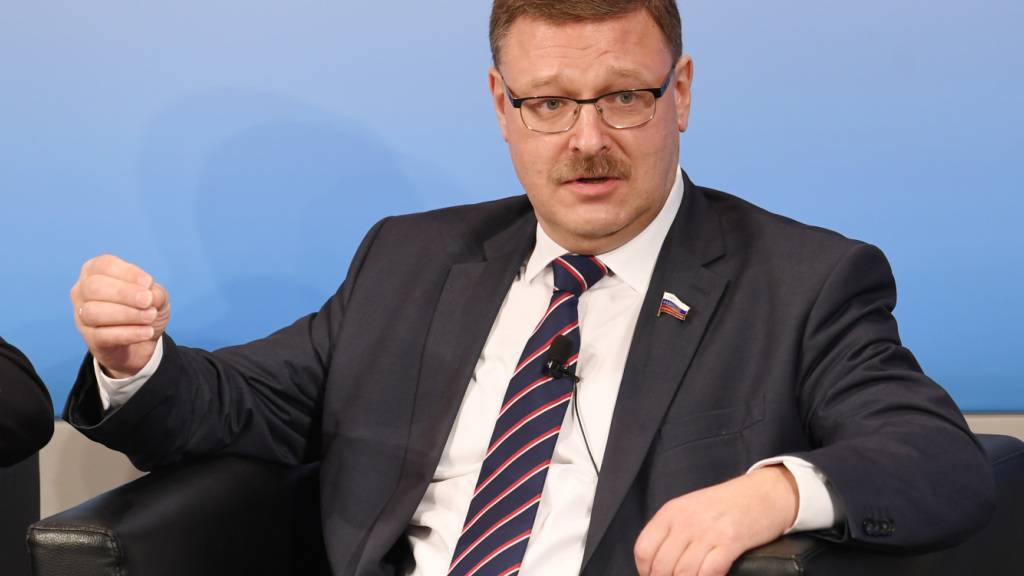 ARCHIV - Der russische Außenpolitiker Konstantin Kossatschow spricht bei der Münchner Sicherheitskonferenz im Hotel Bayerischer Hof. Bei der Lösung des Ukraine-Kriegs sieht er nun diplomatische Fortschritte. Foto: Tobias Hase/dpa