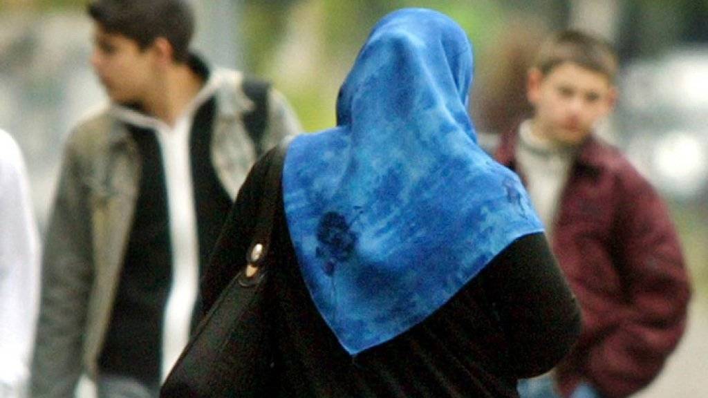 Eine Serbin ist wegen ihres Kopftuches zu Unrecht entlassen worden. Das hat ein Gericht im Kanton Bern befunden. (Symbolbild)