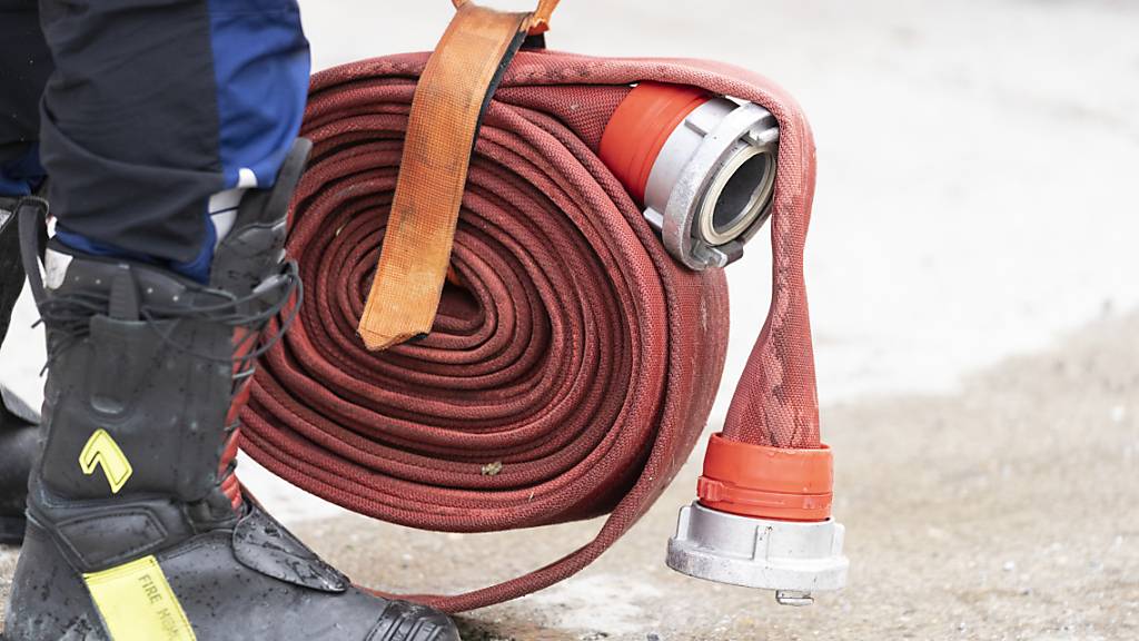 Die Feuerwehr Dietlikon ZH stand am Montagabend mit einem Grossaufgebot im Einsatz. (Themenbild)