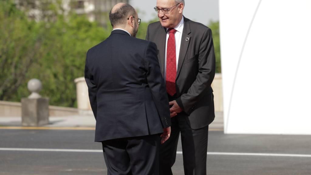 Bundespräsident Guy Parmelin bei seiner Ankunft am Treffen der Europäischen Politischen Gemeinschaft (EPG) in der armenischen Hauptstadt Eriwan.