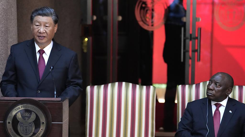 Chinas Präsident Xi Jinping (l) spricht am Dienstag während einer gemeinsamen Pressekonferenz mit Südafrikas Präsident Ramaphosa. Foto: Themba Hadebe/AP/dpa