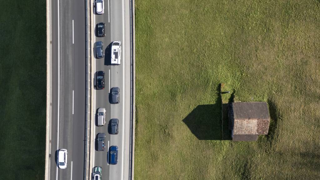 Jeweils zu Ostern staut sich der Verkehr vor dem Gotthard-Strassentunnel. Auch dieses Jahr brauchte die Reise in den Süden beziehungsweise Norden Geduld. (Archivbild)