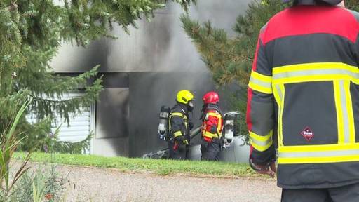 Autobrand in Erlinsbach – Feuer greift auf Garagentor über