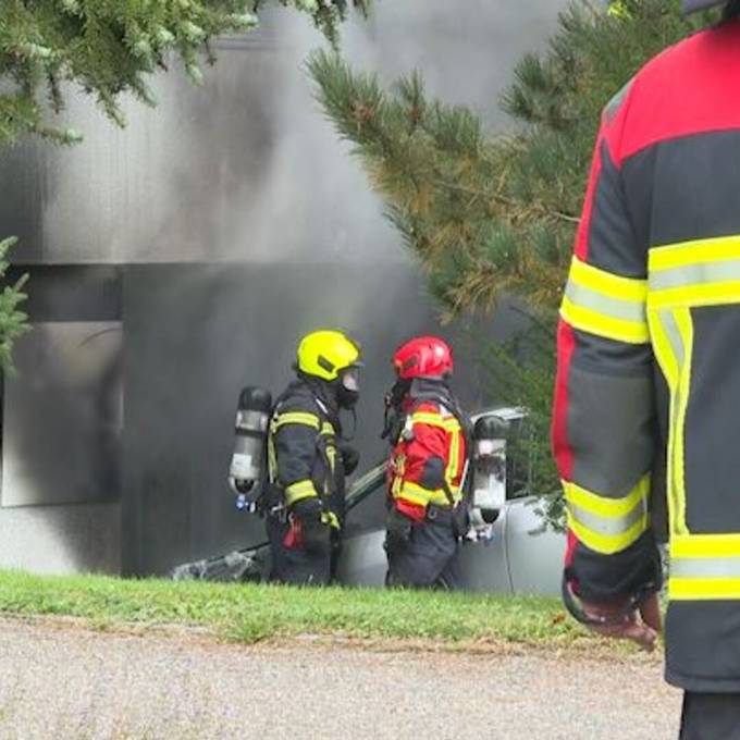 Autobrand in Erlinsbach – Feuer greift auf Garagentor über