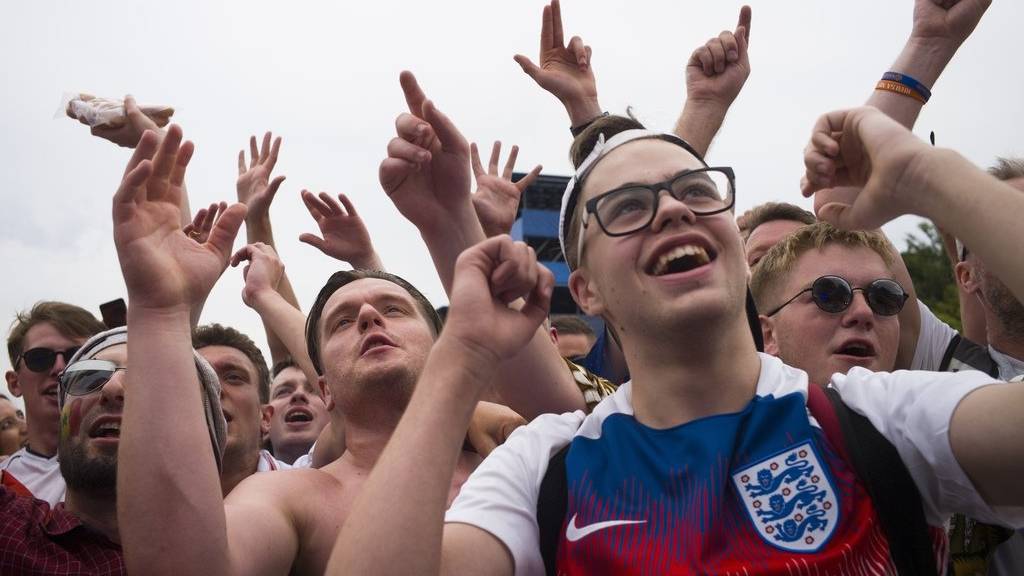 Diese England Fans drücken ihrer Mannschaft die Daumen - so oder so.