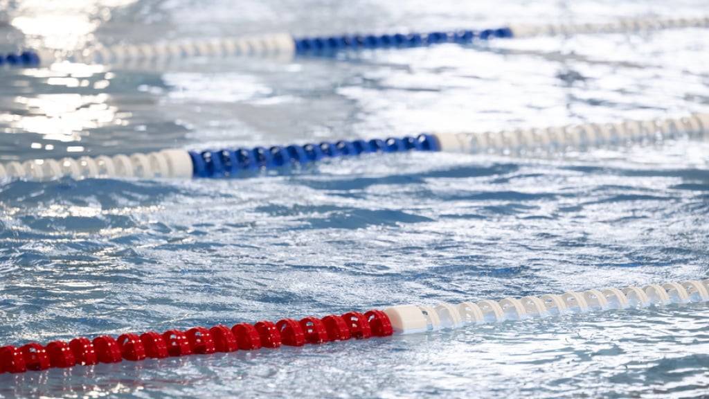 Der Gemeinderat von Stäfa kommt den Ortsparteien entgegen und verschiebt zwei Abstimmungen über ein Schul-Schwimmbad und drei Pavillons um sechs Wochen. (Symbolbild)