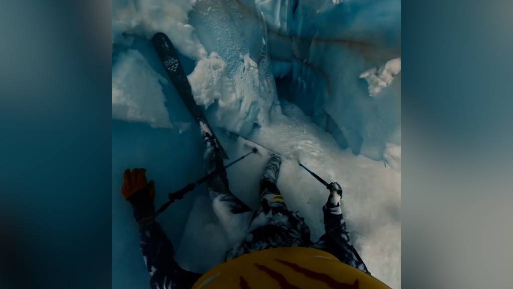 Skifahrer stürzt in Gletscherspalte – und filmt sich dabei
