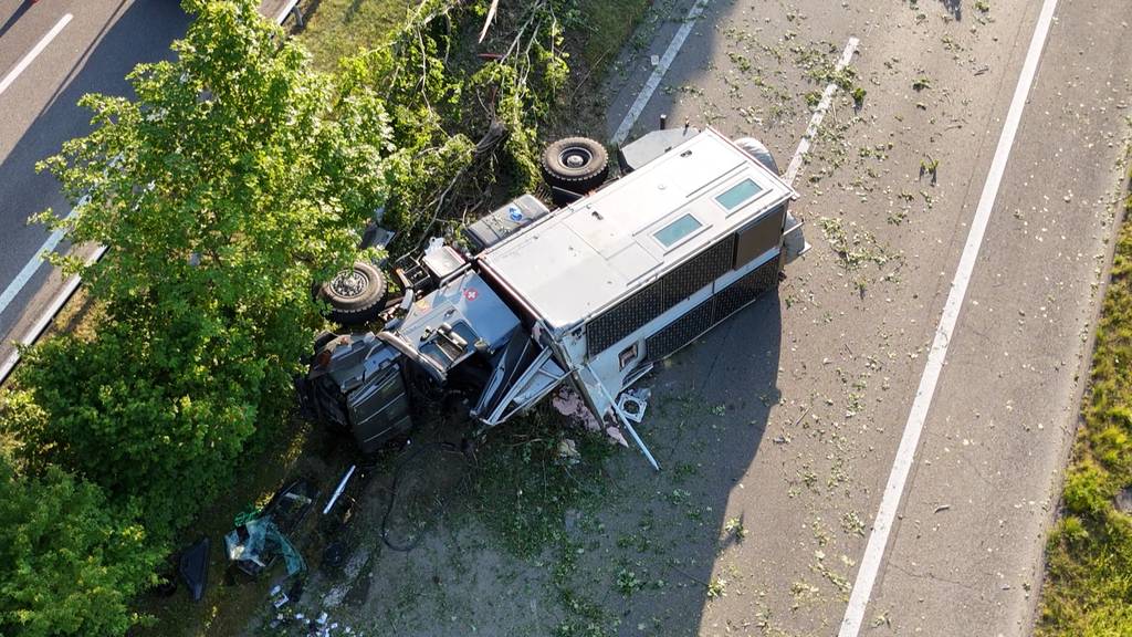 Wohnmobil überschlägt sich auf Autobahn bei Müllheim – Fahrer und Beifahrerin verletzt