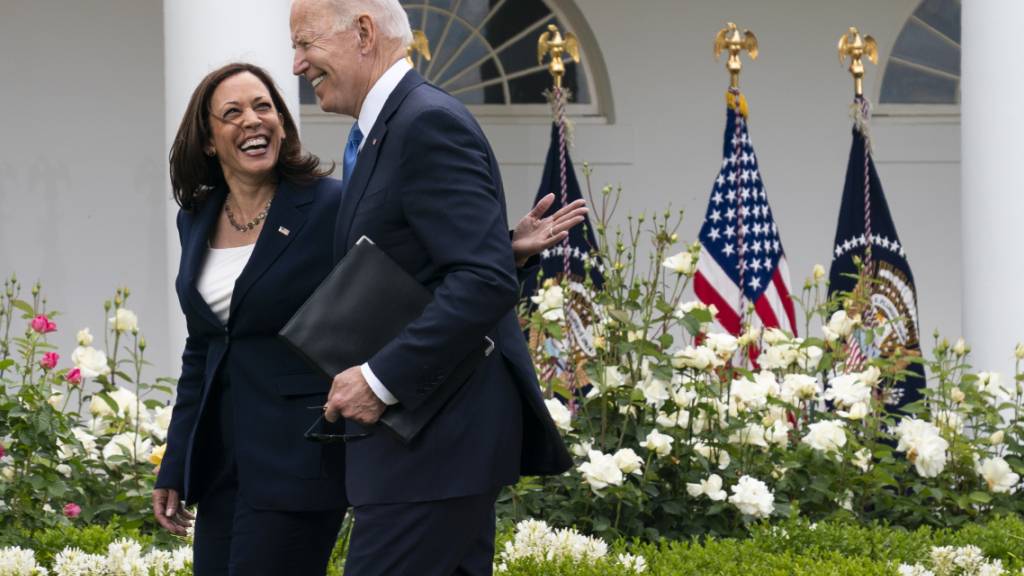 Joe Biden, Präsident der USA, und Vizepräsidentin Kamala Harris gehen lachend durch den Rosengarten des Weißen Hauses Foto: Evan Vucci/AP/dpa