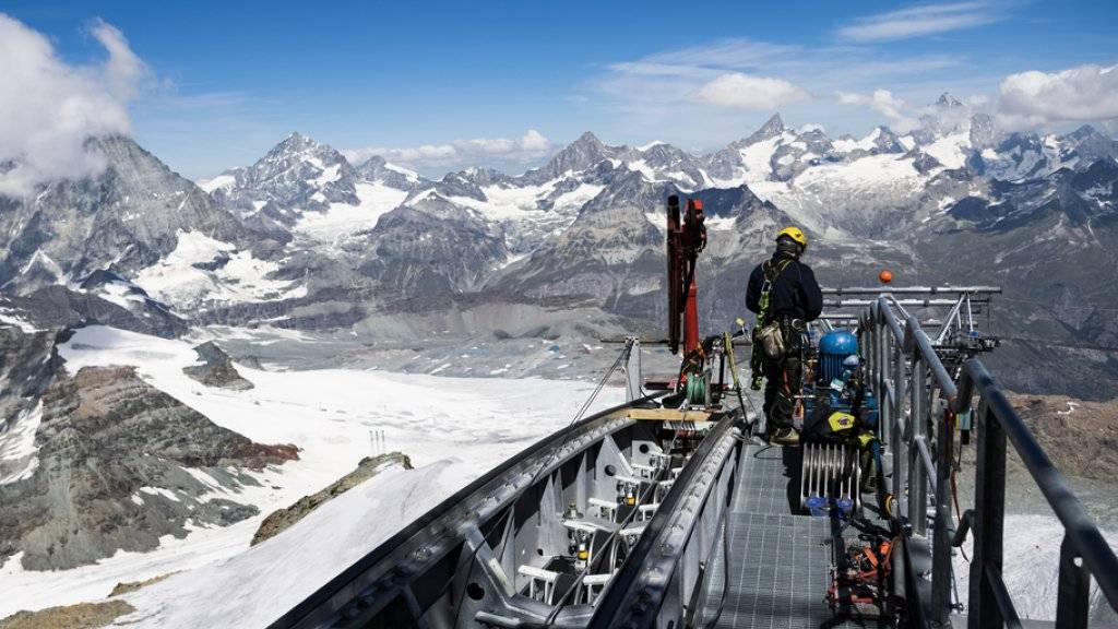 In luftiger Höhe: Ein Bauarbeiter installiert ein Kabel der neuen Dreiseilumlaufbahn auf das Klein Matterhorn.