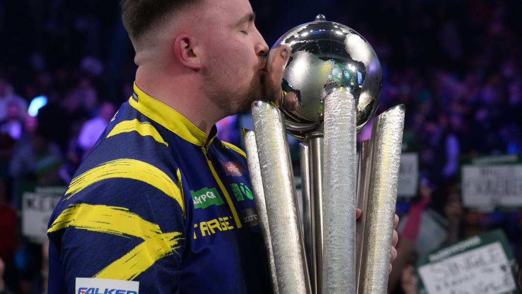 Ende gut, alles gut: Luke Littler küsst den WM-Pokal und versöhnt sich mit den Fans