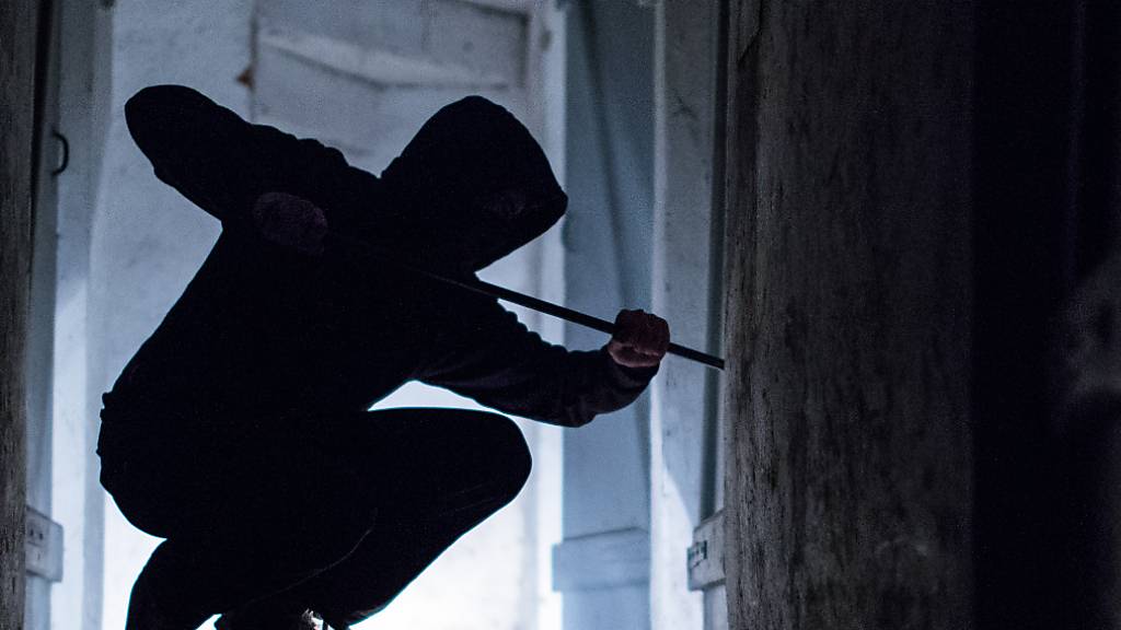In Sils Maria GR wurde am Samstag ein Einbrecher auf frischer Tat ertappt und der Polizei übergeben. (Symbolbild)