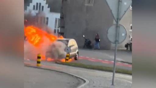 Spektakulär: Brennendes Auto rollt durch Ennetbaden