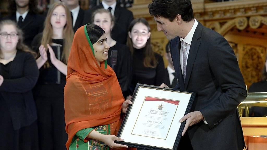 Der kanadische Premierminister Justin Trudeau überreicht die Ehrenbürger-Urkunde an die  pakistanische Kinderrechtsaktivistin und Friedensnobelpreisträgerin Malala Yousafzai