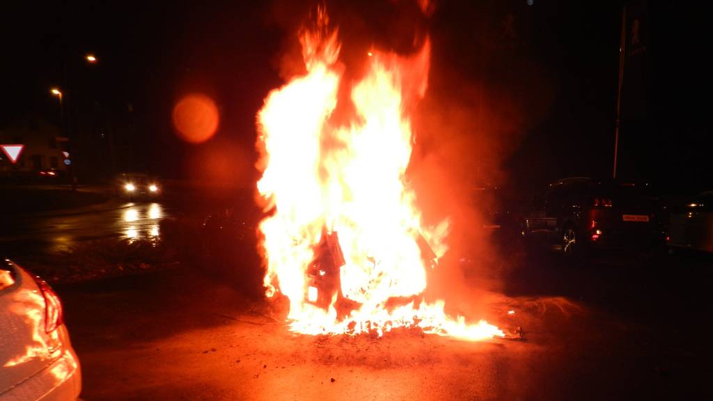 Unbekannte zündeten zuerst ein Auto an, dann legten sie Feuer in einem Veloraum.