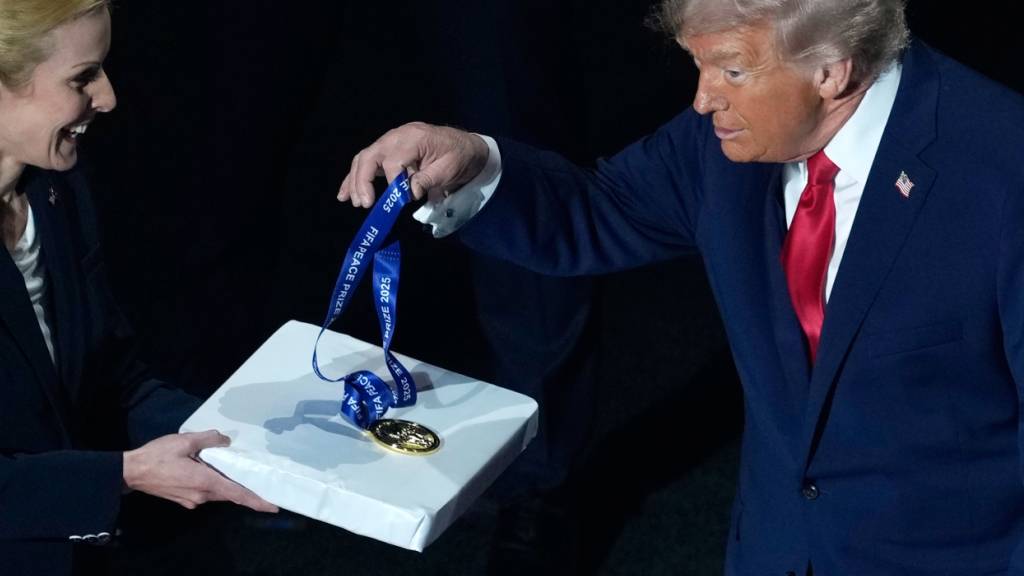 Donald Trump krallt sich an der Gruppenauslosung den FIFA-Friedenspreis - beim WM-Pokal muss sich der US-Präsident mit einer Kopie begnügen