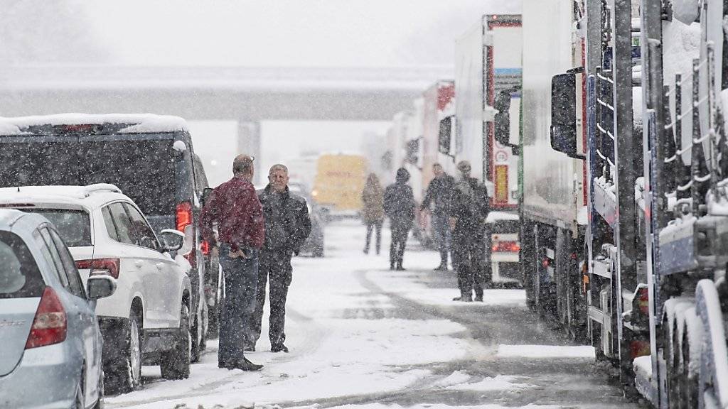 Autobahn A8 in Deutschland: Zahlreiche Menschen mussten etwa wegen quer stehender Lastwagen die Nacht auf Freitag auf der Autobahn verbringen.