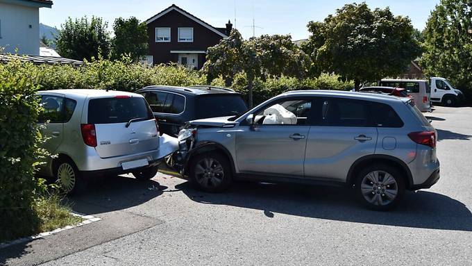Teures Ausparkieren: 90-Jährige rammt mehrere Autos