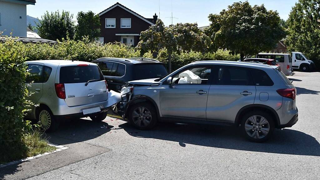Beim Ausparken rammte eine 90-Jährige mit ihren Wagen drei Autos.