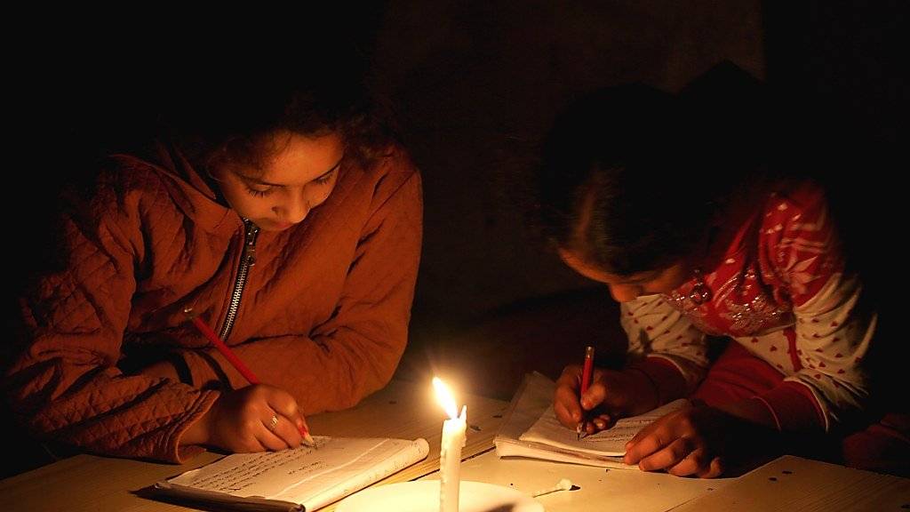Palästinensische Mädchen machen ihre Hausaufgaben bei Kerzenlicht. Wegen dauernder Stromausfälle sieht die Weltbank im Gazastreifen eine humanitäre Krise. (Archiv)