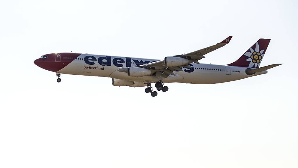 Die Edelweiss Maschine mit Schweizer Rückkehrern aus San José, Costa Rica, beim Anflug zum Flughafen Zürich.