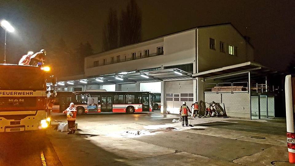 «Missgeschick zu nächtlicher Stunde vor Busbahnhof führte zu Ölwehreinsatz (ausgelaufener Diesel) der FWFF.», schreibt die Frauenfelder Feuerwehr auf Facebook.