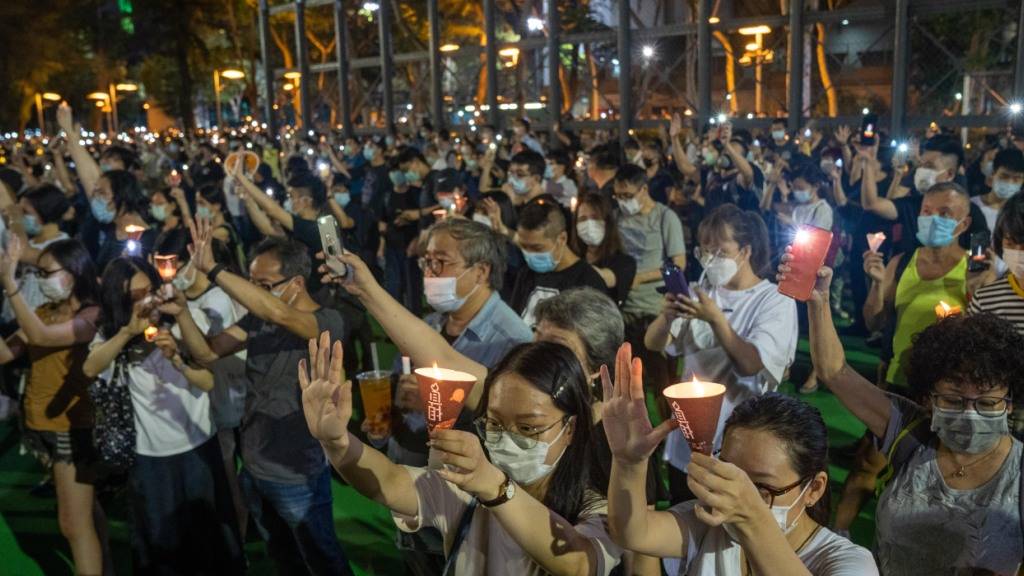 ARCHIV - Demonstranten versammeln sich im Victoria Park zu einer Mahnwache zum Gedenken an die Opfer des Tiananmen-Massakers. Die Menschen halten fünf Finger zum Zeichen von 5 Forderungen der pro-demokratischen Bewegung und eine Kerze mit dem Schriftzug «Wahrheit» hoch. Foto: Geovien So/SOPA Images via ZUMA Wire/dpa