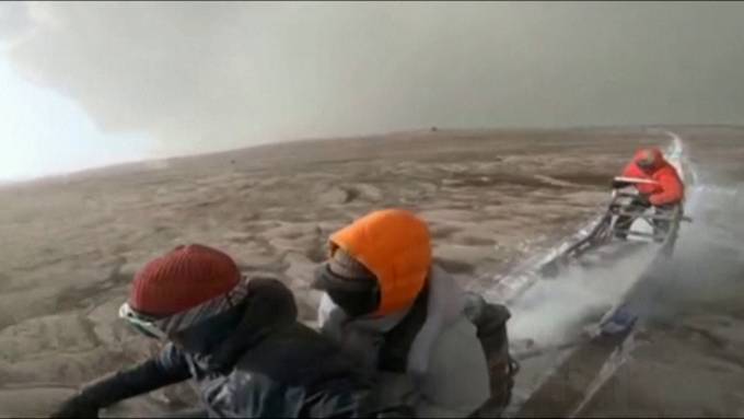 Forscher fliehen auf Schneemobilen vor Vulkanausbruch
