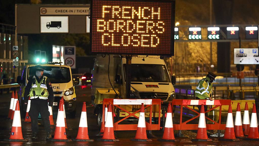Polizei und Hafenpersonal weisen ankommende Fahrzeuge an einer Strassensperre vor dem Hafen von Dover in der Grafschaft Kent ab, der nach der Ankündigung der französischen Regierung, in den nächsten 48 Stunden keine Passagiere aus Grossbritannien zu akzeptieren, geschlossen wurde. 