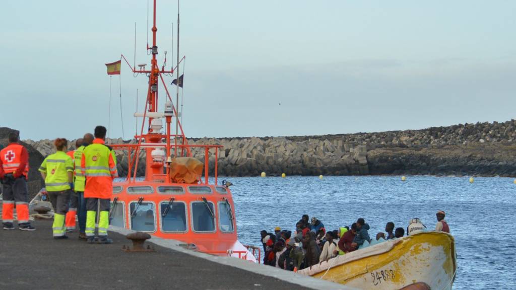 ARCHIV - Ein Boot mit über 100 Menschen an Bord, darunter Kinder und Frauen werden vom spanischen Seerettungsdienst in den Hafen von Teneriffa geschleppt. Foto: Europa Press/EUROPA PRESS/dpa