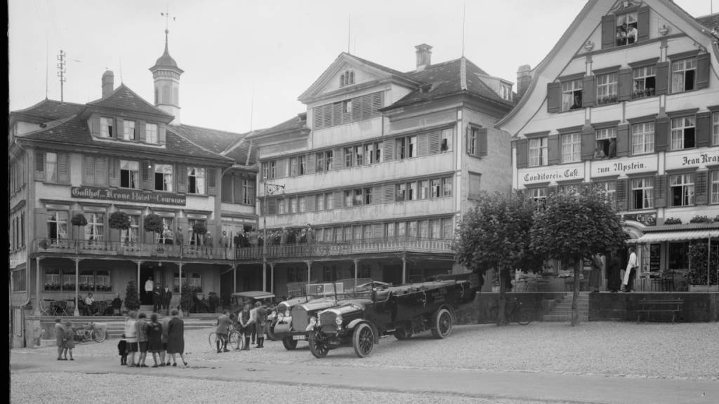 Das Ausserrhoder Staatsarchiv hat Aufnahmen von «Foto Gross», zum Beispiel ein Bild vom Dorfplatz Gais im Jahre 1927, digitalisiert.