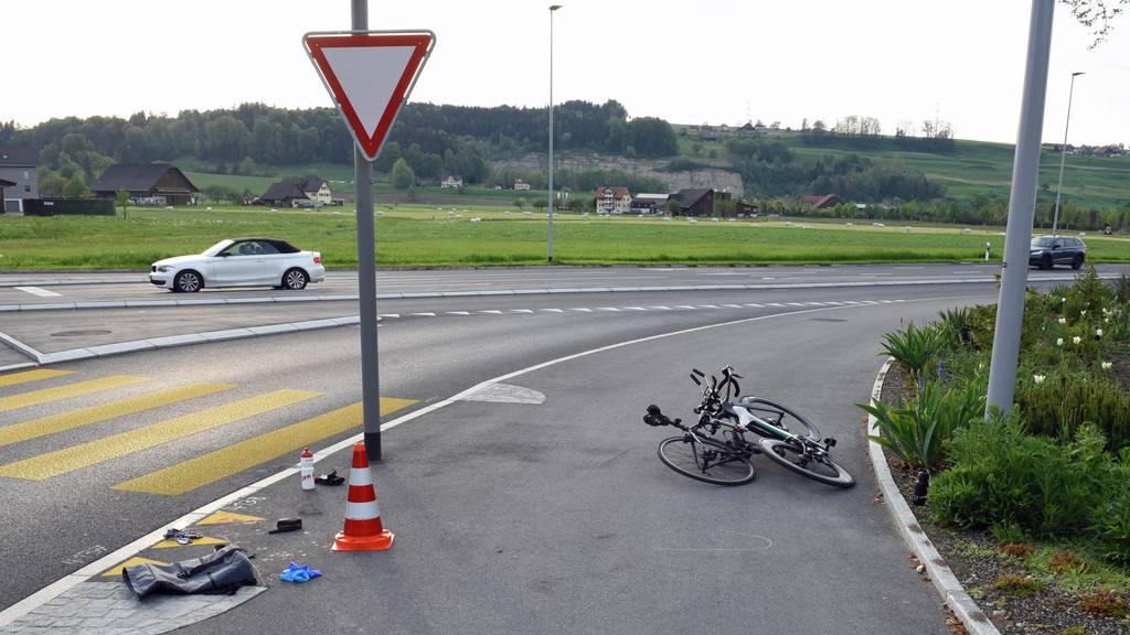 Schwer verletzt: Zwei Rennradfahrer frontal zusammengeprallt