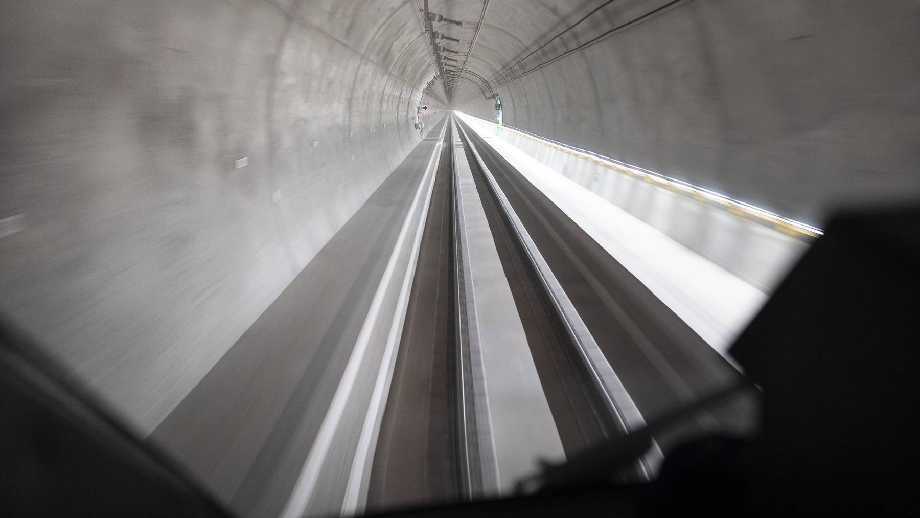 Blick aus der Führerkabine bei einer Testfahrt durch den Ceneri-Basistunnel.