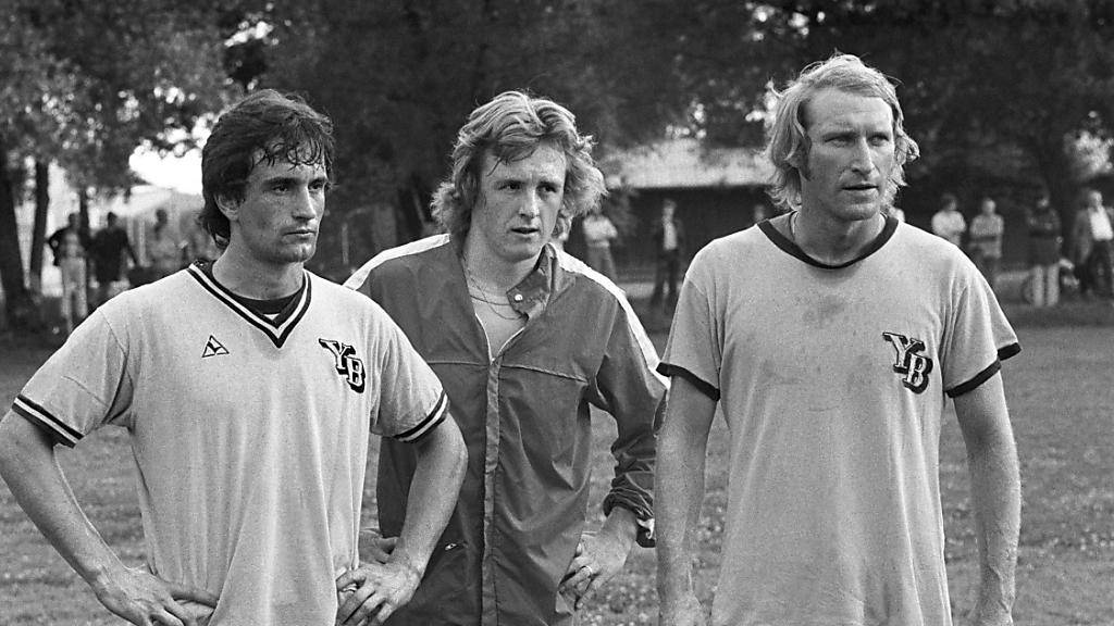 Ein Bild, das man in Basel nicht gern sah: Karli Odermatt im YB-Leibchen - in der Saisonvorbereitung im Juli 1975  mit Eisenfuss Kurt Feuz (Mitte) und Adi Noventa