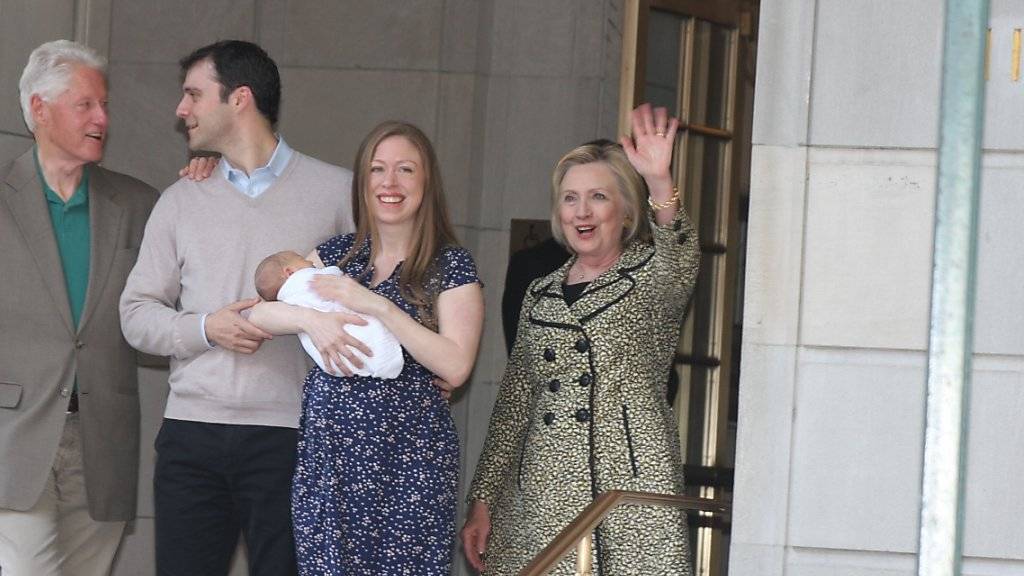 Chelsea Clinton verlässt mit Sohn Aidan das Lenox Hill Spital in New York. Ehemann Marc Mezvinsky und Bill und Hillary Clinton freuen sich über das neue Familienmitglied.