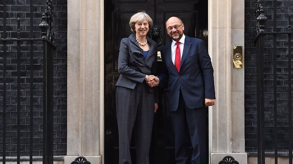 Die britische Regierungschefin Theresa May empfäng EU-Parlamentspräsident Martin Schulz in ihrem Amtssitz