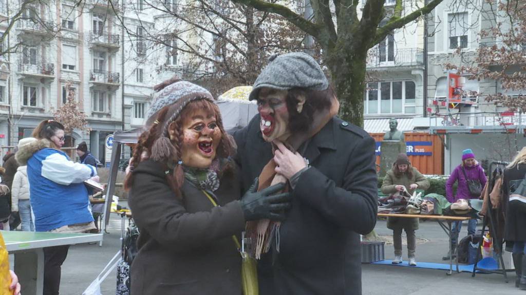 Kostüme, Masken, Plaketten: Am Fasnachts-Flohmi gabs für jeden etwas