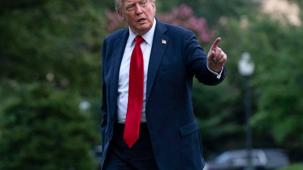 US-Präsident Donald Trump spricht mit Reportern, während er bei seiner Ankunft am Weißen Haus über den South Lawn geht. Foto: Jose Luis Magana/AP/dpa