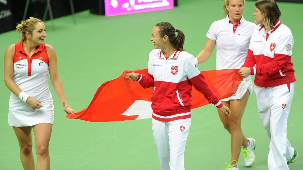 Die Schweizer Tennisspielerinnen feiern den Einzug in die oberste Spielklasse im April 2015