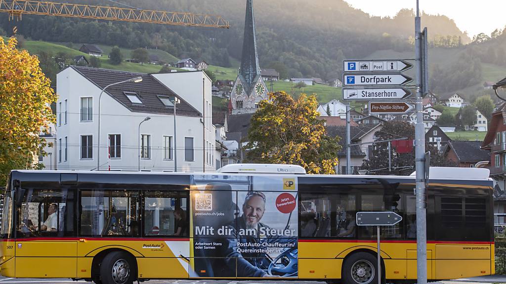 Ein Postauto mitten in Stans: Die Postauto AG beabsichtigt, ihre Flotte in den nächsten Jahren auf E-Busse umzustellen und von Bundesbeiträgen zu profitieren. (Archivaufnahme)