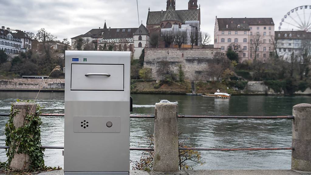 Basel hat einen ersten solarbetriebenen Abfallbehälter in Betrieb genommen, der über eine Presse verfügt.