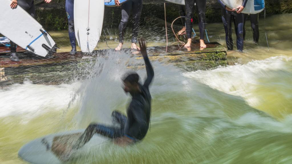 Ein Surfer surft die Welle am Eisbach im Englischen Garten in München. So hätten es sich Gemeinderäte in der Limmat gewünscht. (Archivbild)