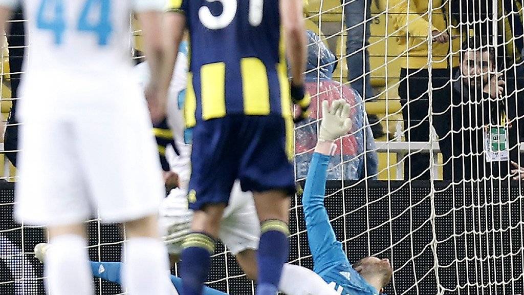 Schlüsselszene im Sükrü-Saracoglu-Stadion von Istanbul: Fenerbahces Torschütze Islam Slimani (Nummer 31) sieht, wie Goalie Harun Tekin den Penalty von Zenits Robert Mak pariert