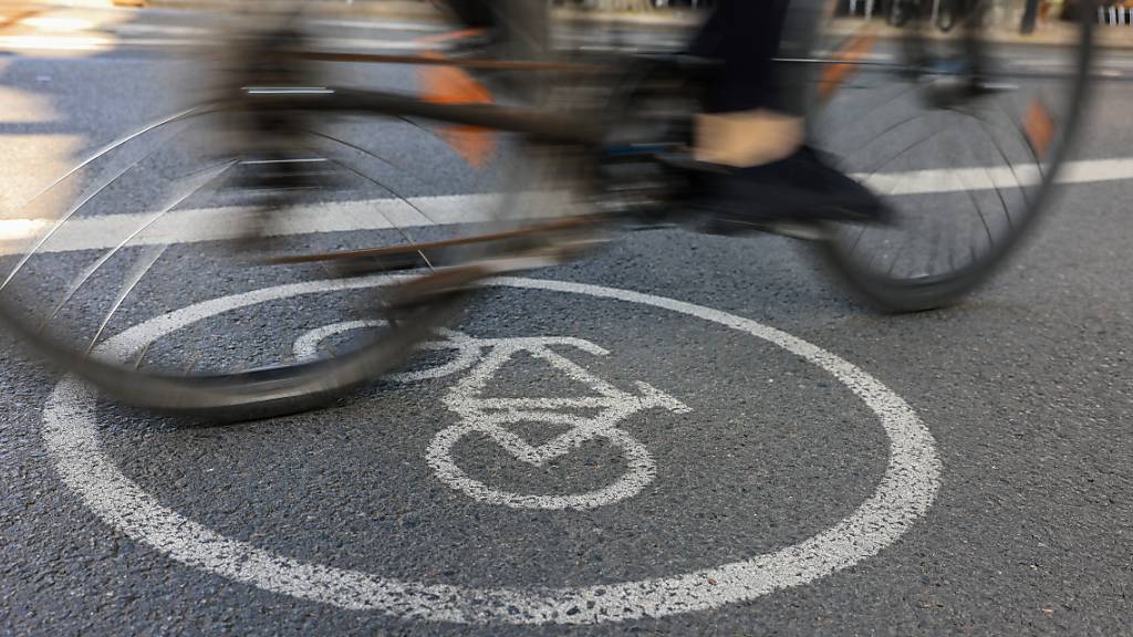 Ein Abschnitt auf der Kantonsstrasse zwischen Biberbrugg und Oberiberg soll ausgebaut und mit einem Rag- und Geweg ergänzt werden. (Symbolbild)