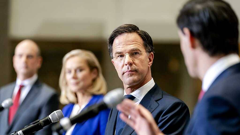 Die vier Parteivorsitzenden der Regierungsparteien in den Niederlanden sprechen während einer Pressekonferenz. Mit 14 von 29 Kabinettsmitgliedern wird die neue niederländische Regierung nach am Sonntag veröffentlichten Personalentscheidungen fast zur Hälfte aus Frauen bestehen. Foto: Bart Maat/ANP/dpa