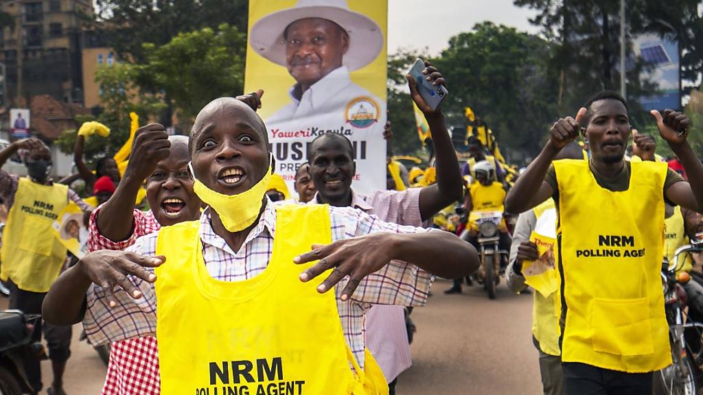 Wahlhelfer und Anhänger des ugandischen Präsidenten Museveni feiern in Kampala, nachdem dieser zum Sieger der Präsidentschaftswahlen erklärt wurde. Foto: Jerome Delay/AP/dpa