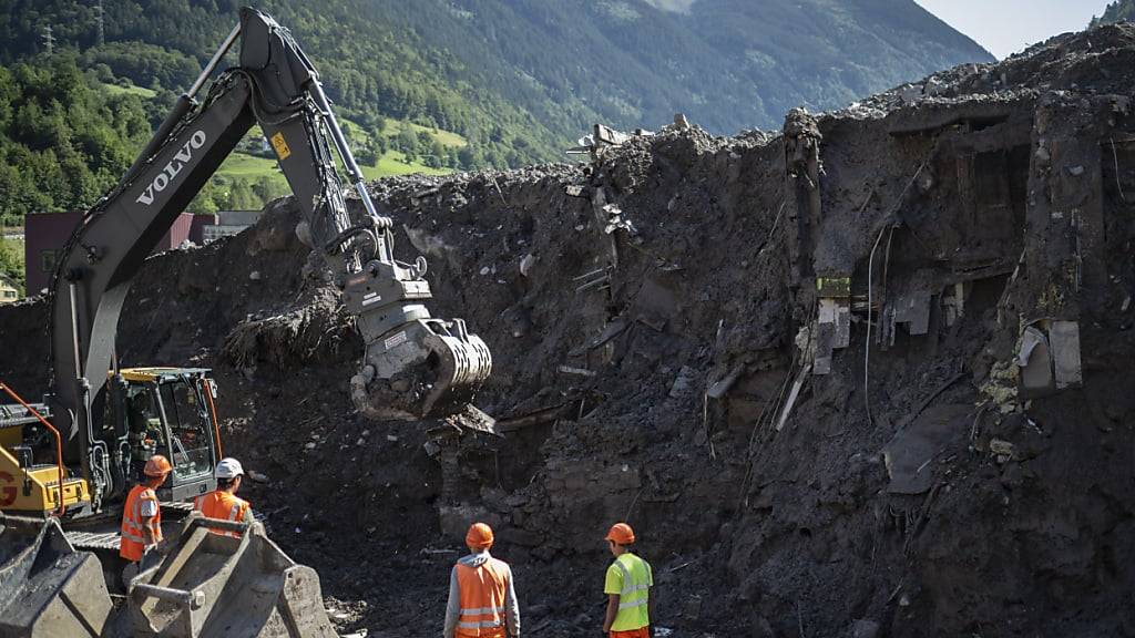 Die letzten verschütteten Häuser in Schwanden GL werden ein Jahr nach den Erdrutschen abgetragen. Parallel dazu wird ein Schutzdamm erstellt.