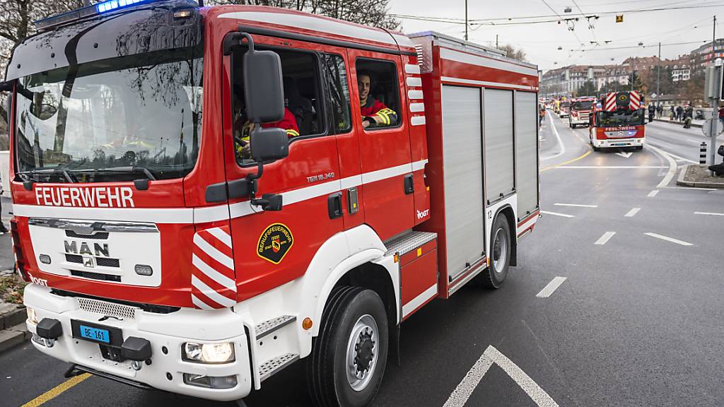 Beim Brand eines Wohnwagens in Thörishaus BE ist am Samstagabend ein Mann getötet worden. Eine Frau wurde mit schweren Brandverletzungen ins Spital geflogen. (Symbolbild)